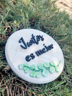 Letrero Juntos es mejor, vista lateral