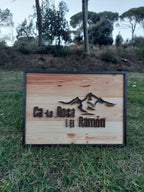 Letrero de madera con paisaje de montañas