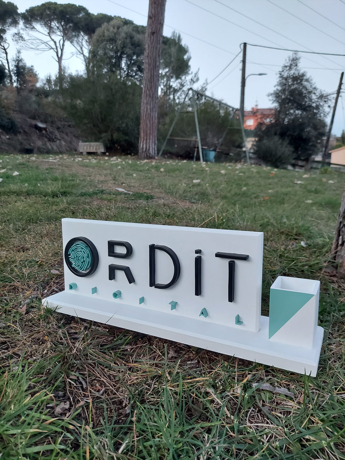 Letrero de mesa de madera con logotipo, otra vista