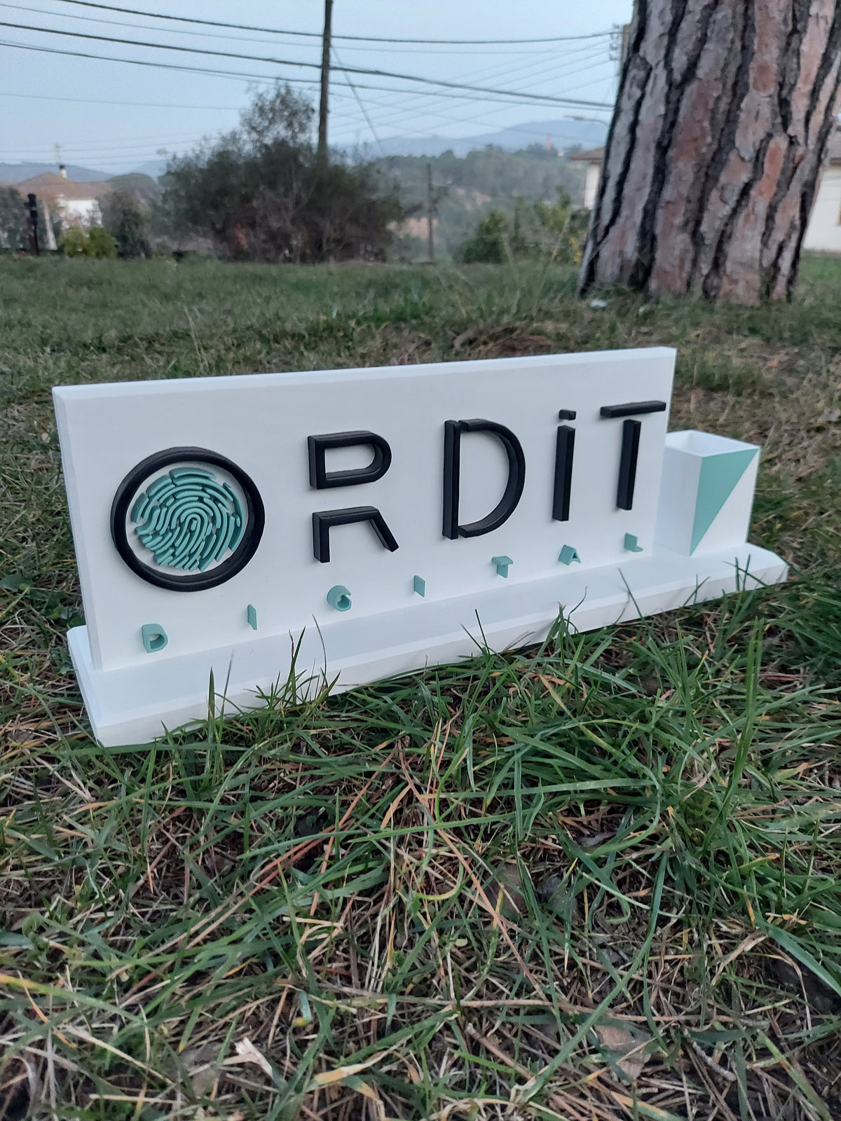 Letrero de mesa de madera con logotipo