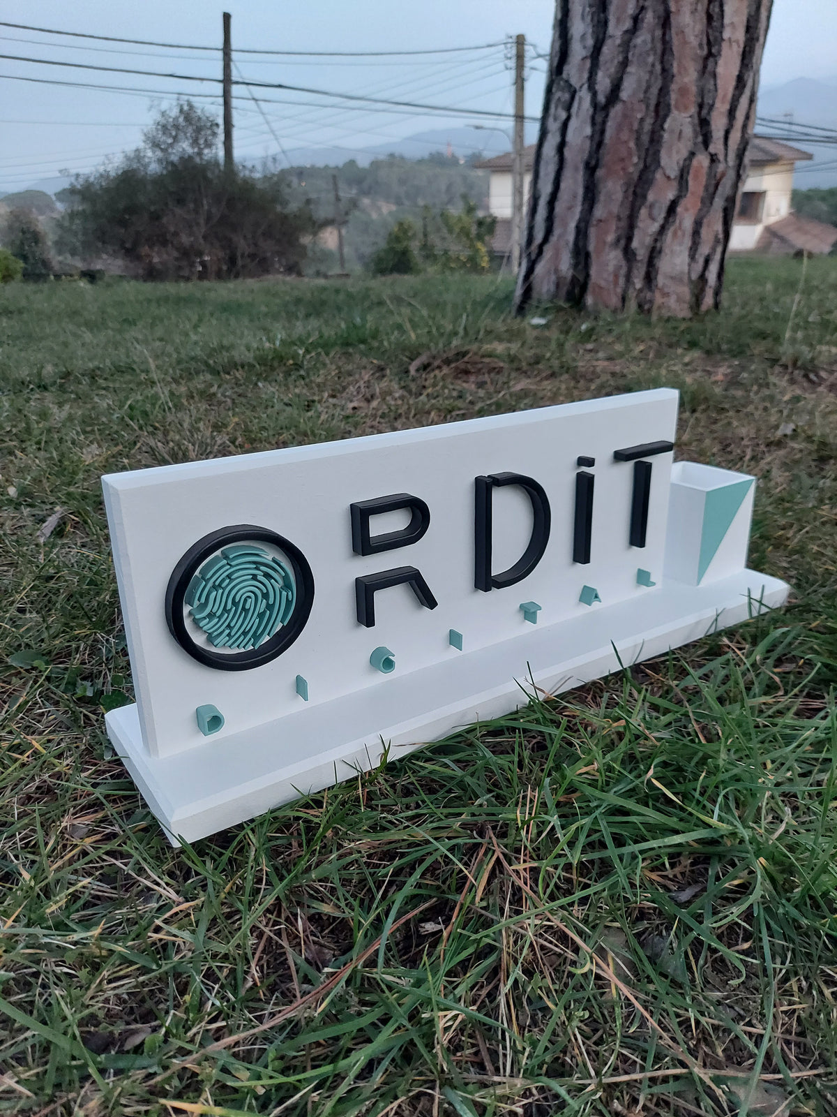 Letrero de mesa de madera con logotipo, detalle
