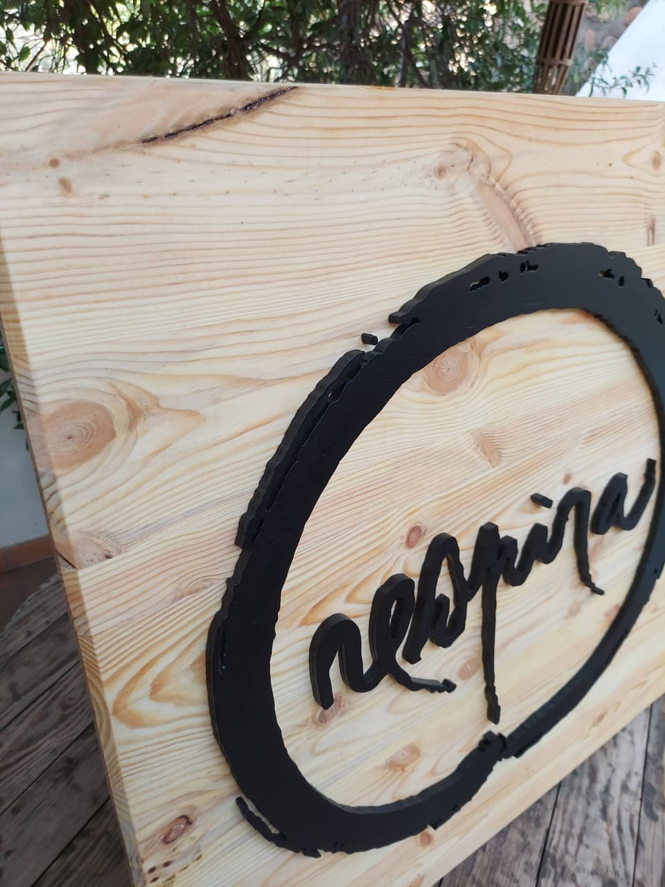 Letrero Respira en madera con símbolo japonés