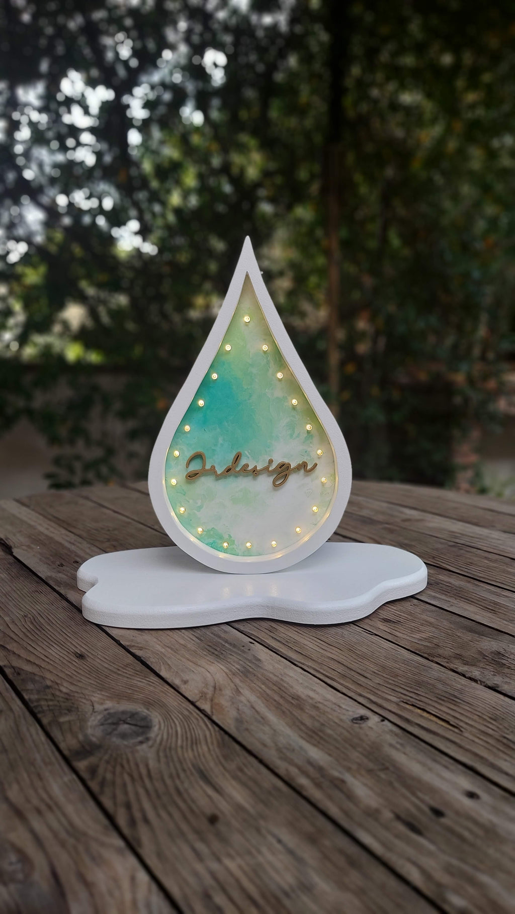 Letrero en forma de gota iluminado