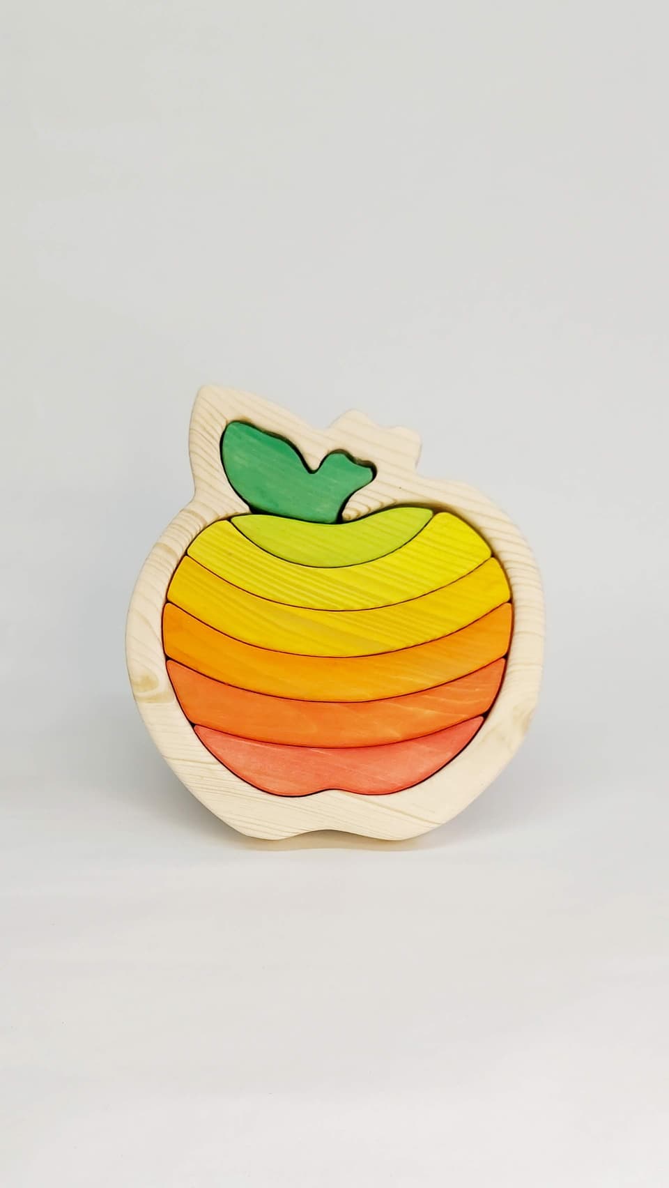 Puzzle de madera en forma de manzana en degradado