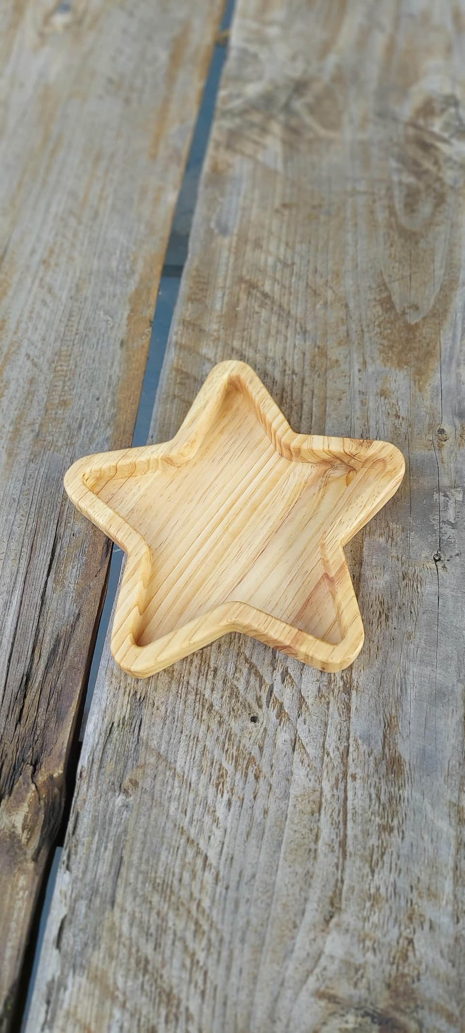 Plato de madera natural en forma de estrella