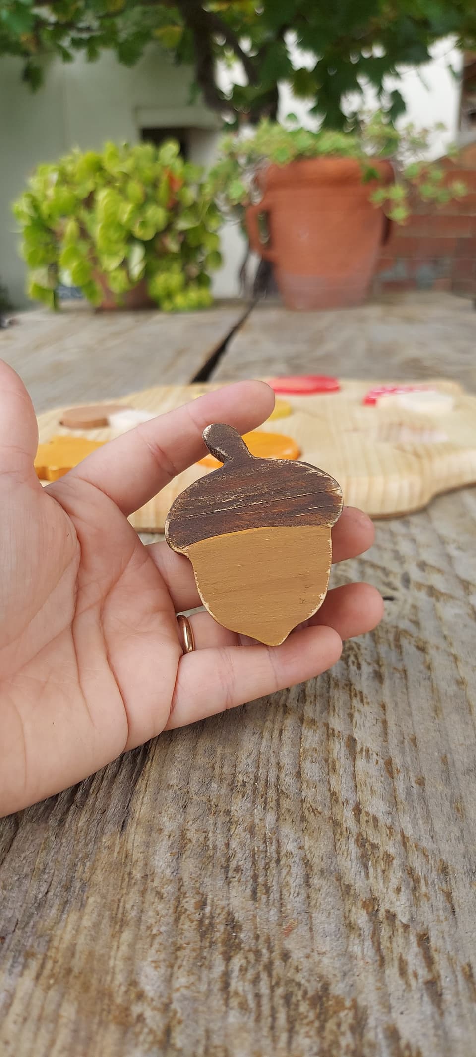 Puzzle de madera en forma de hoja con piezas de colores