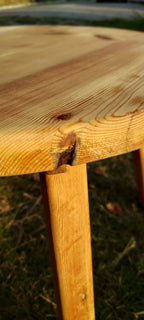 Mesita de centro de madera, vista lateral