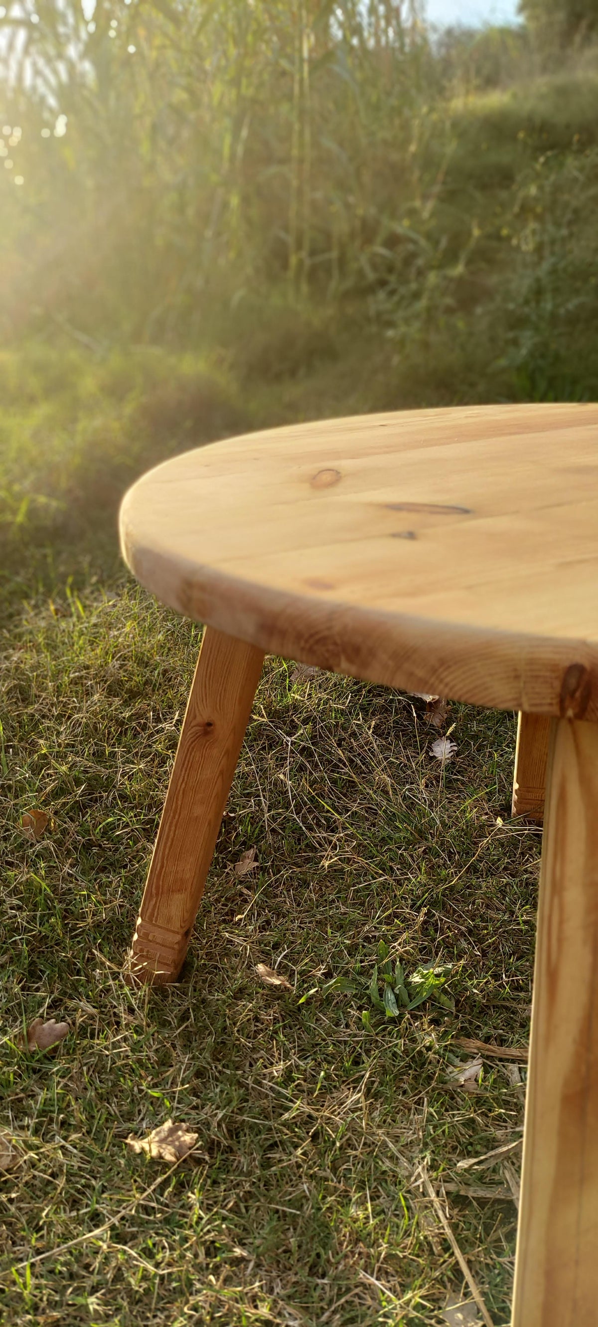 Mesita de centro de madera en el salón