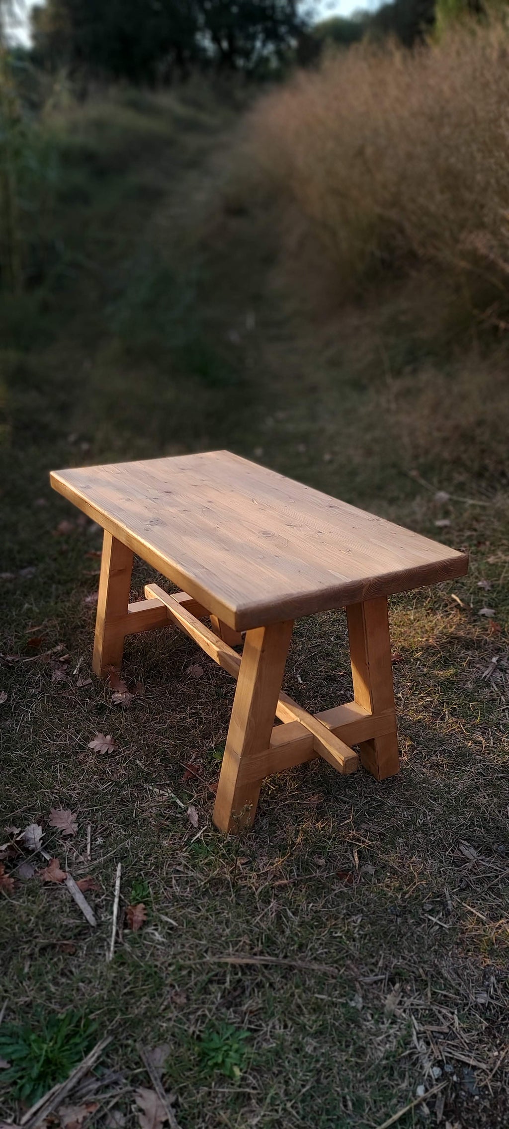 Mesita de madera con patas oblicuas