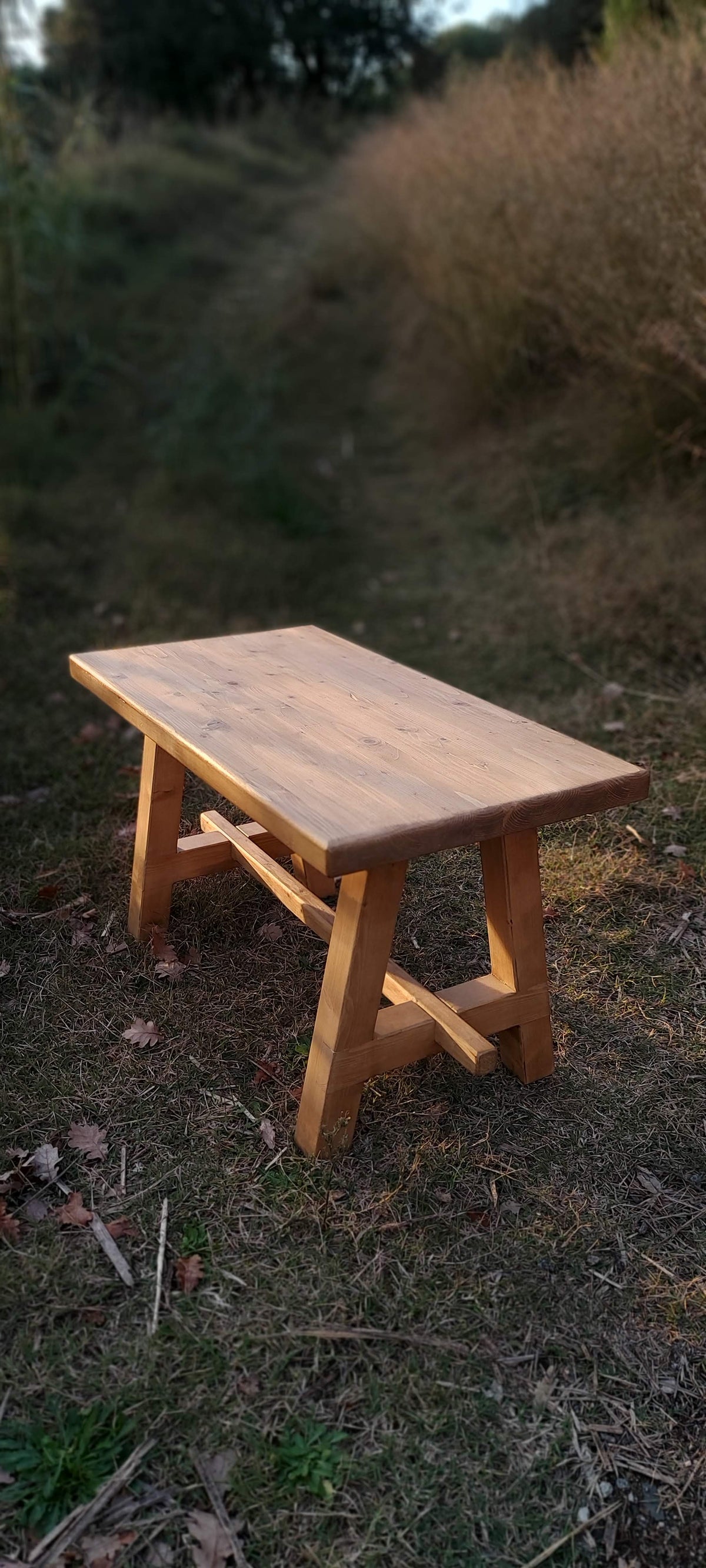 Mesita de madera con patas oblicuas
