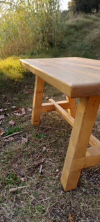 Mesita de madera con patas oblicuas, detalle