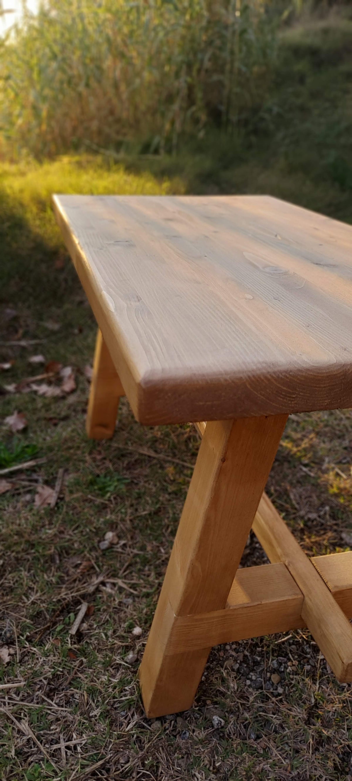 Mesita de madera con patas oblicuas, otra vista