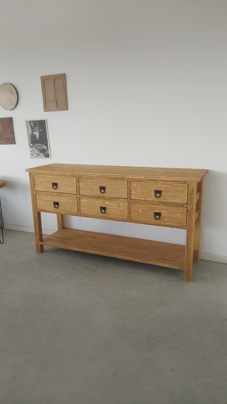 Consola de madera de abeto, vista lateral