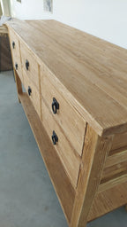 Detalle de la consola de madera de abeto