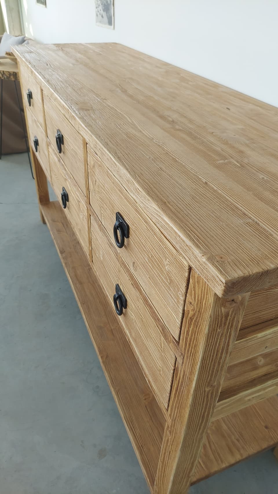 Detalle de la consola de madera de abeto