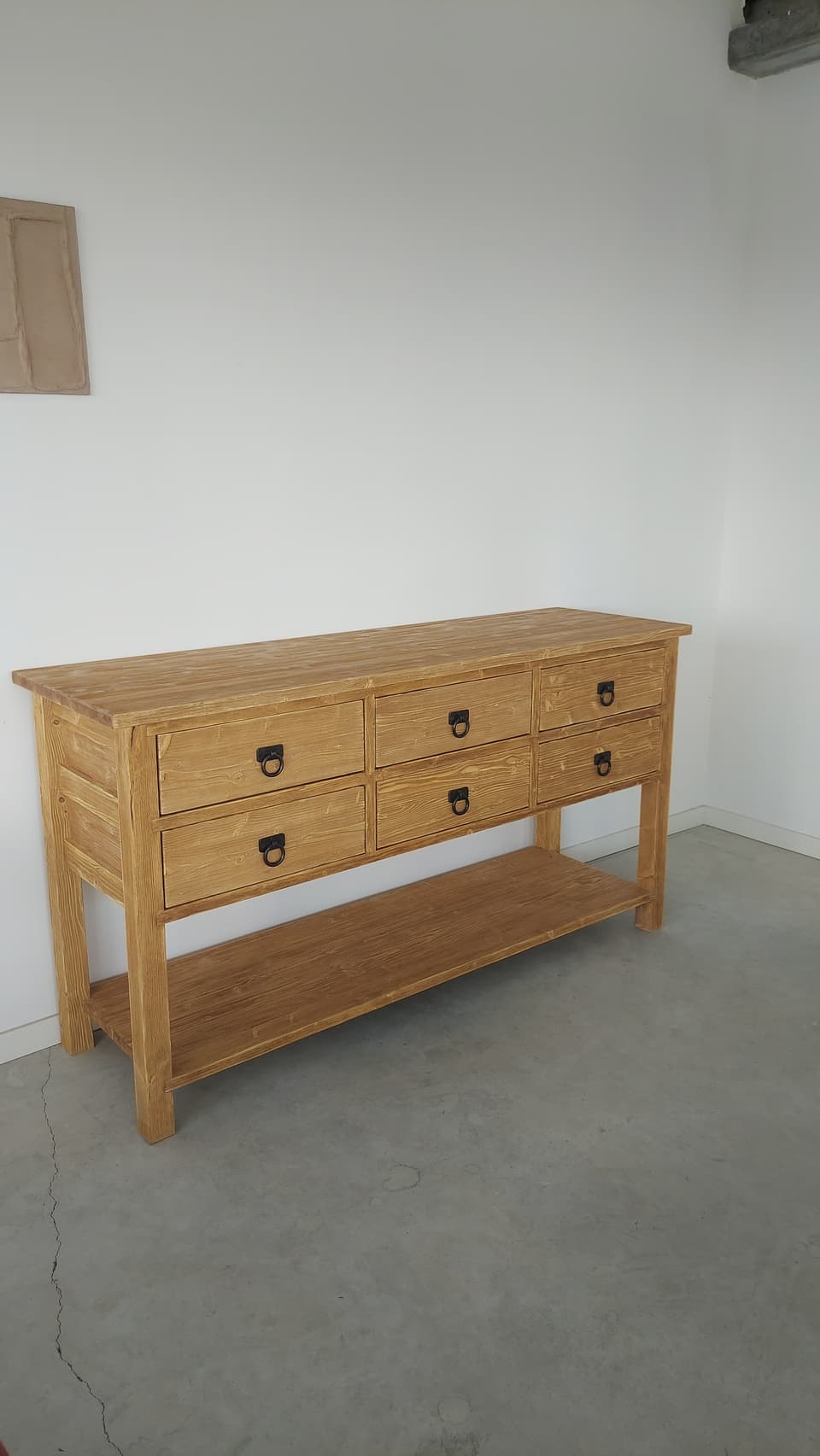 Consola de madera de abeto con cajones y tiradores de hierro