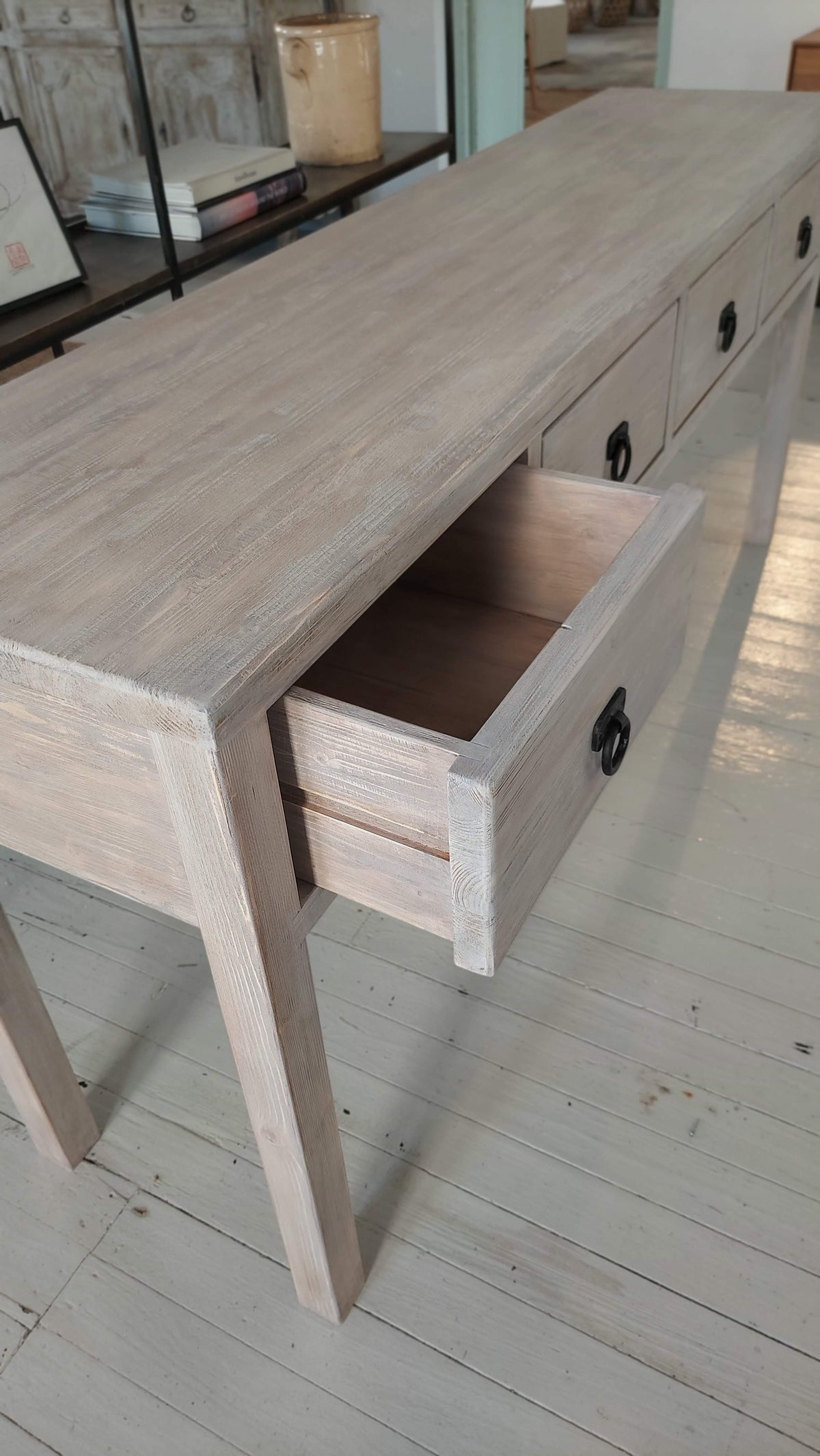 Consola de abeto con cajones, detalle