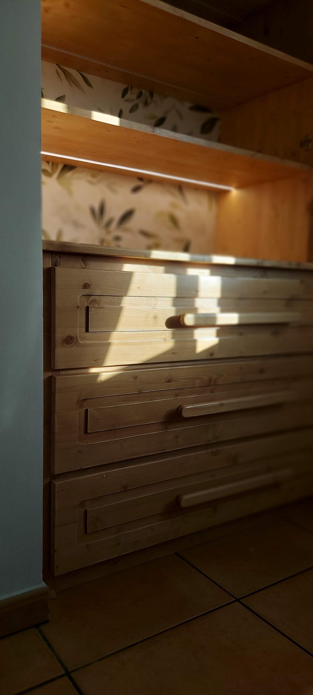 Vitrina de madera, detalle de los cajones
