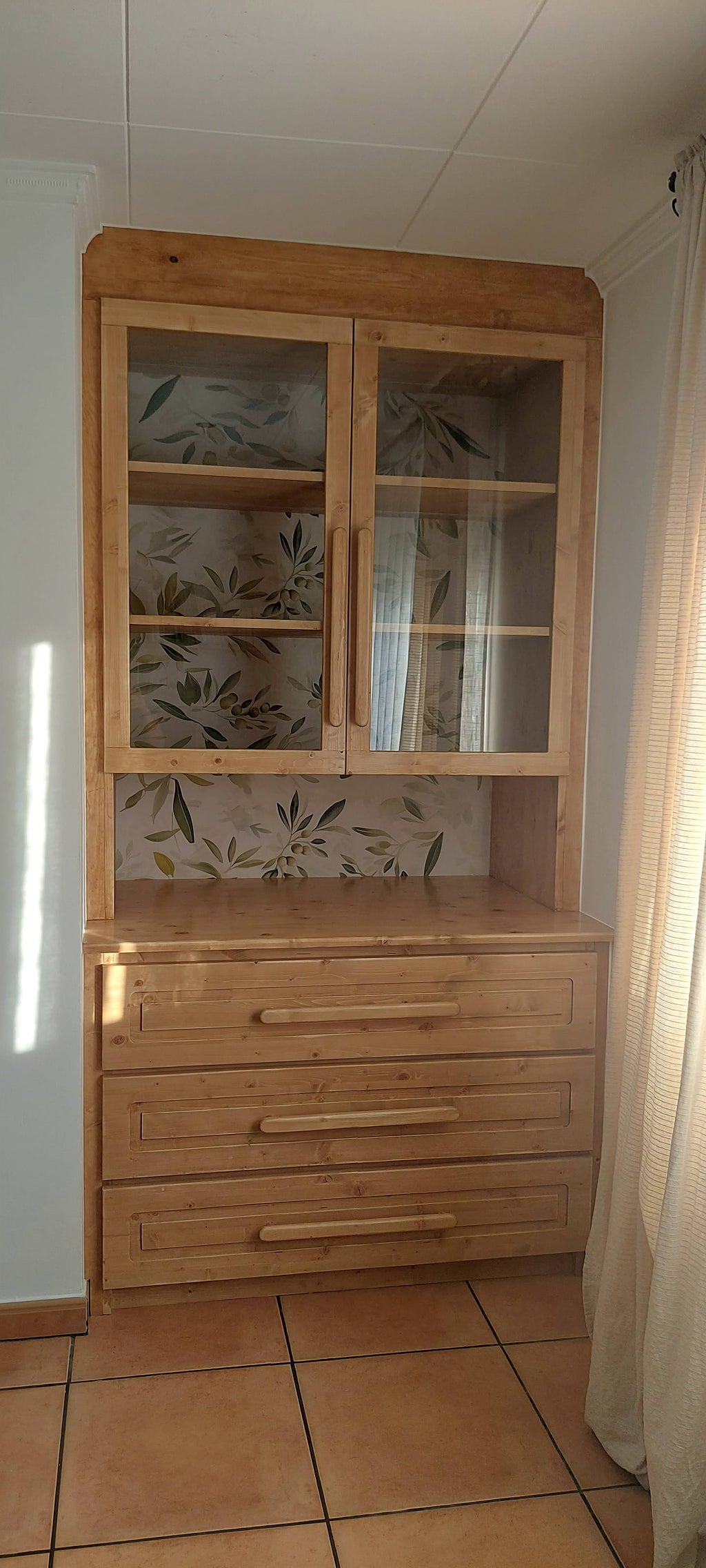 Vitrina de madera a medida, vista general