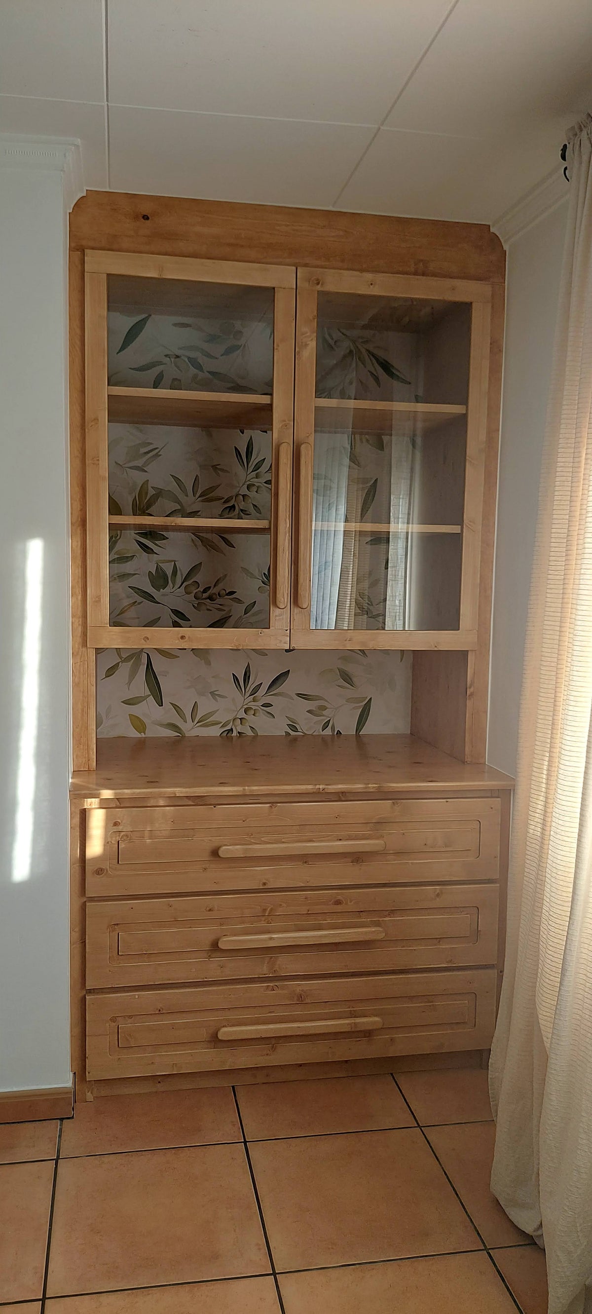 Vitrina de madera a medida, vista general