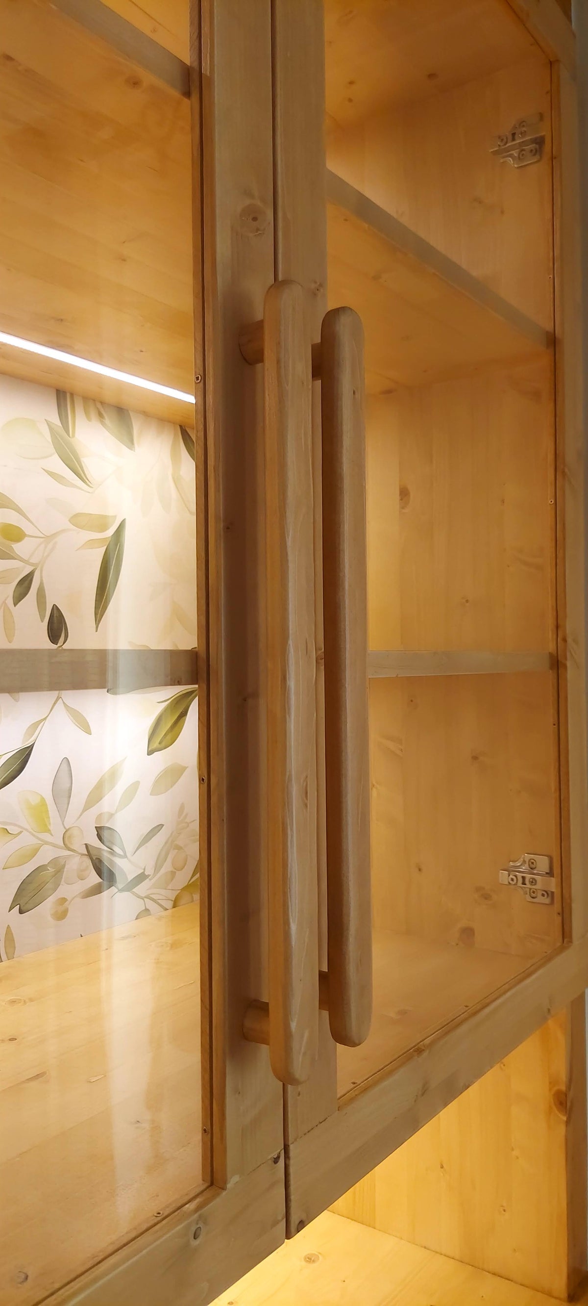 Vitrina de madera en el salón