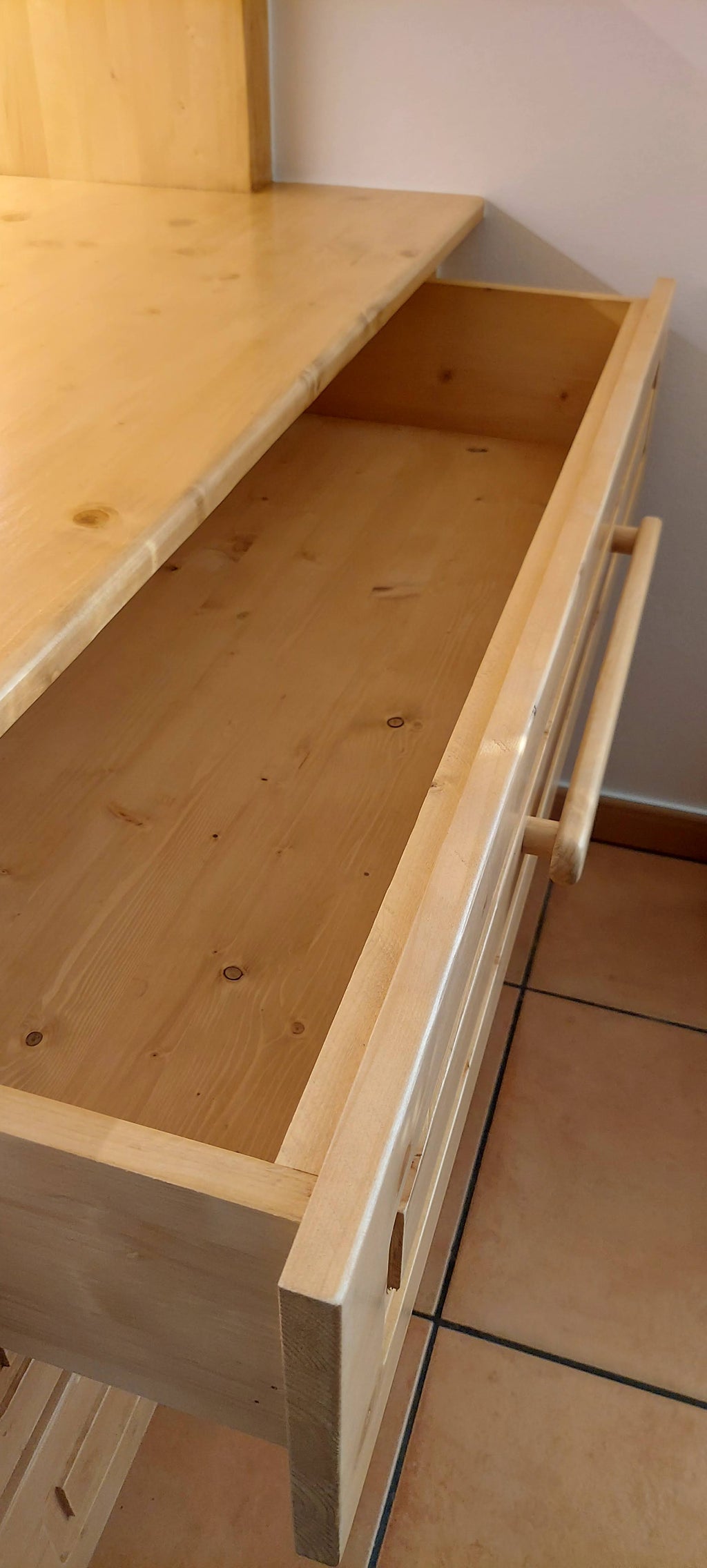 Vitrina de madera, detalle de las tiradores