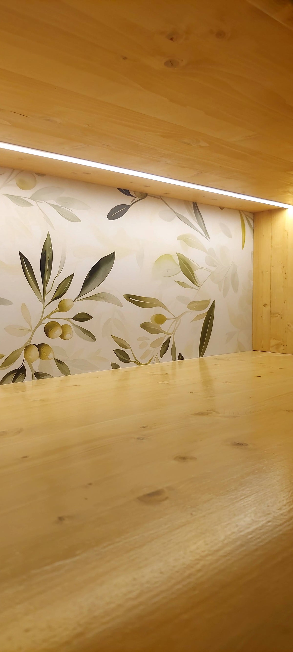 Vitrina de madera terminada