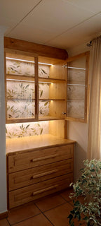 Vitrina de madera con puertas de cristal