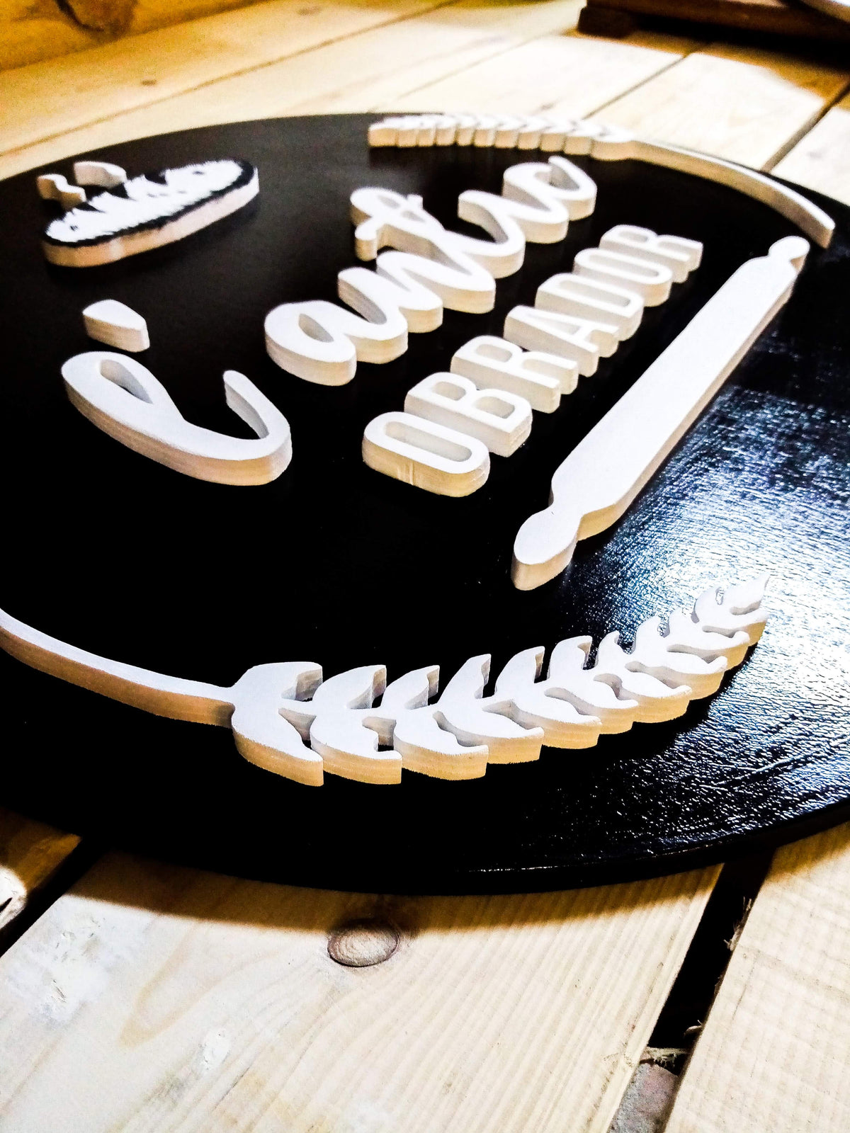 Logotipo personalizado en madera, detalle