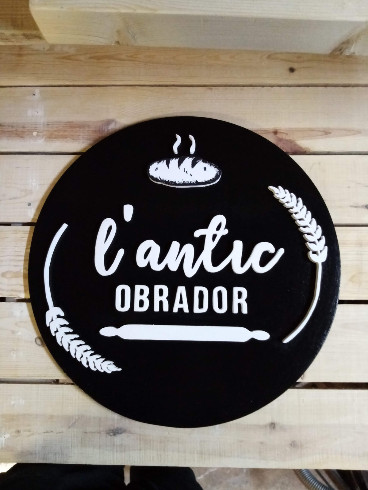 Logotipo personalizado en madera