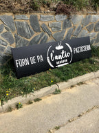 Logotipo personalizado en madera en el escaparate