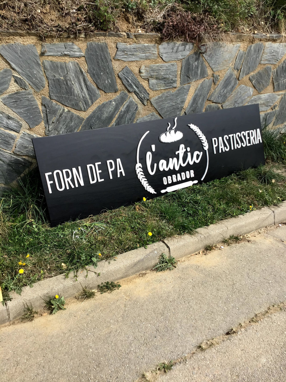 Logotipo personalizado en madera en el escaparate
