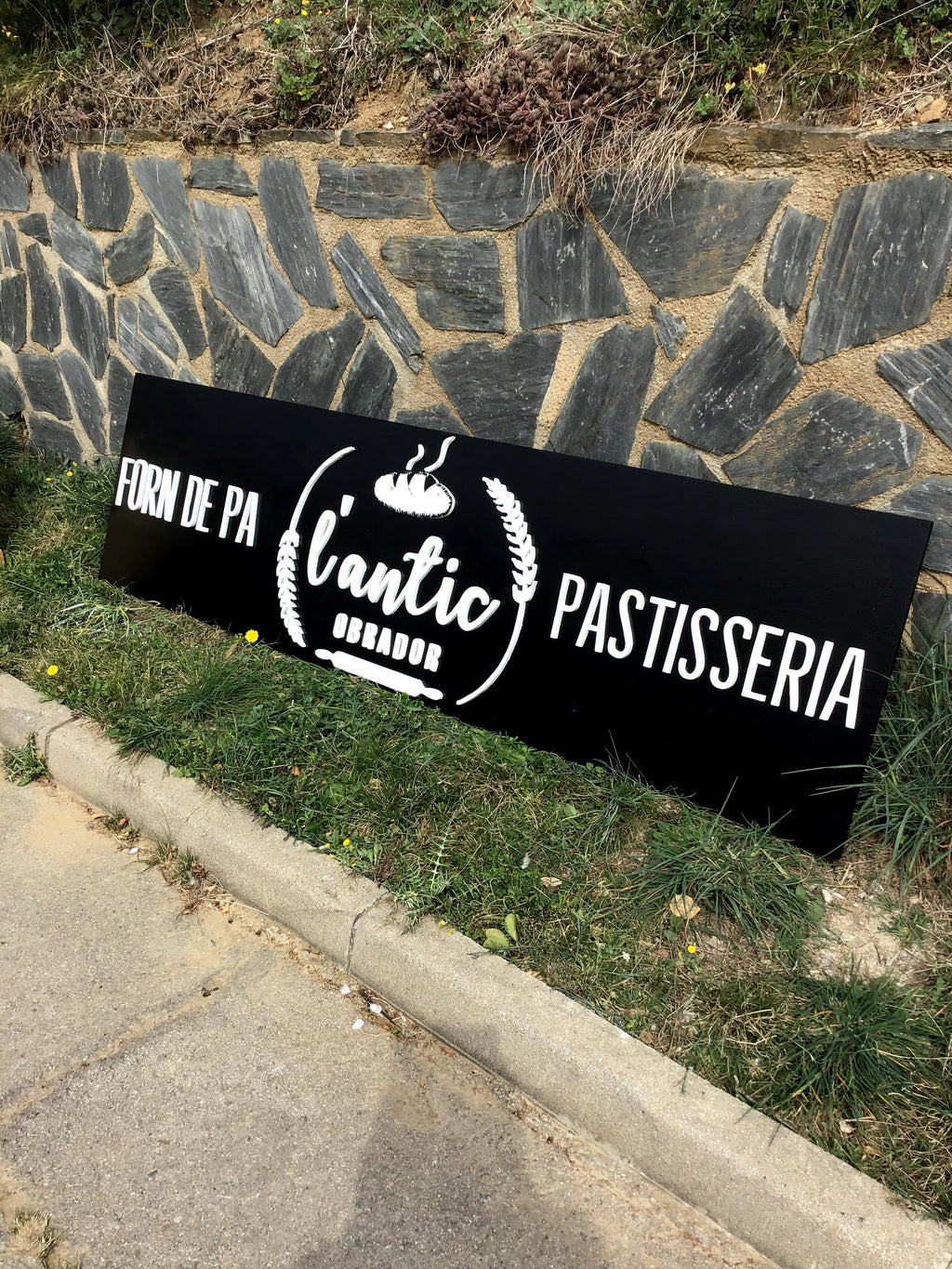 Logotipo personalizado en madera, vista lateral