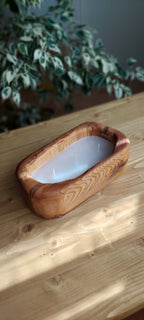 Detalle de la vela de coco en madera reciclada