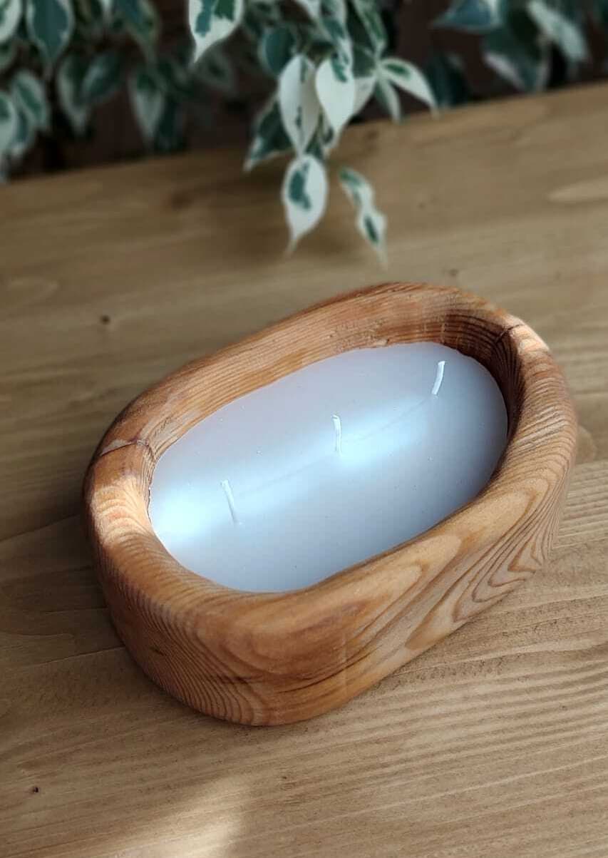 Vela de coco en madera reciclada de formas redondeadas