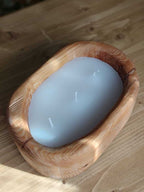 Detalle de la vela de coco en madera reciclada