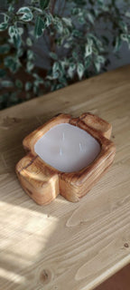 Detalle de la vela de vainilla en madera reciclada