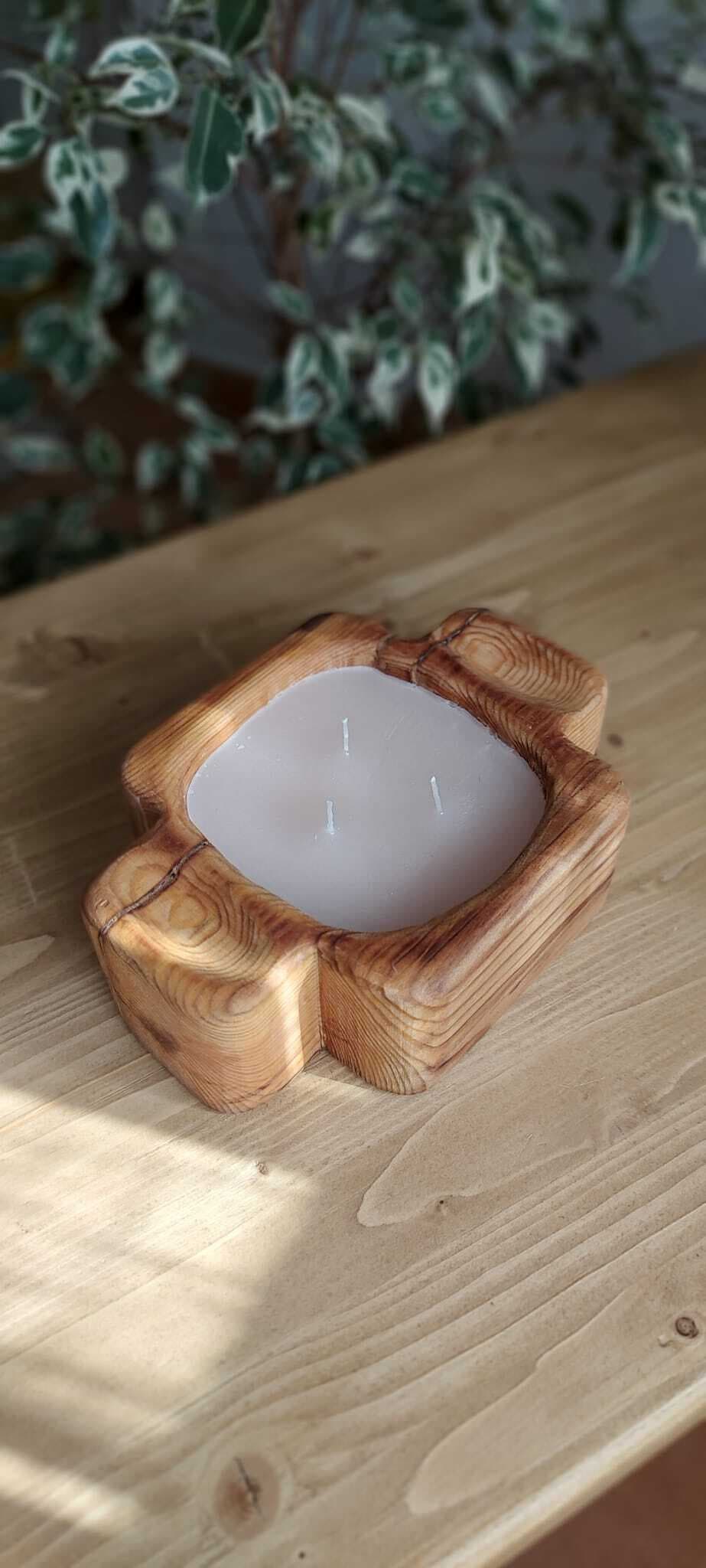 Detalle de la vela de vainilla en madera reciclada