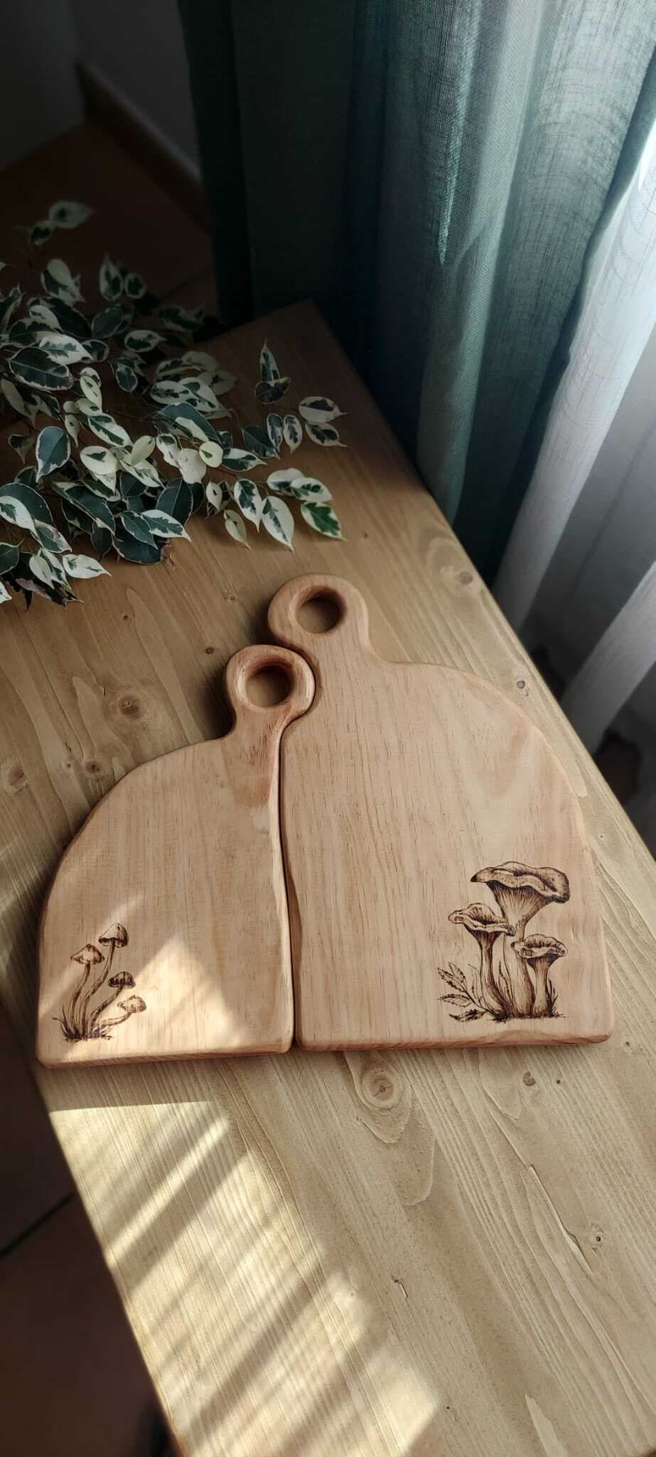 Detalle del pirograbado de setas