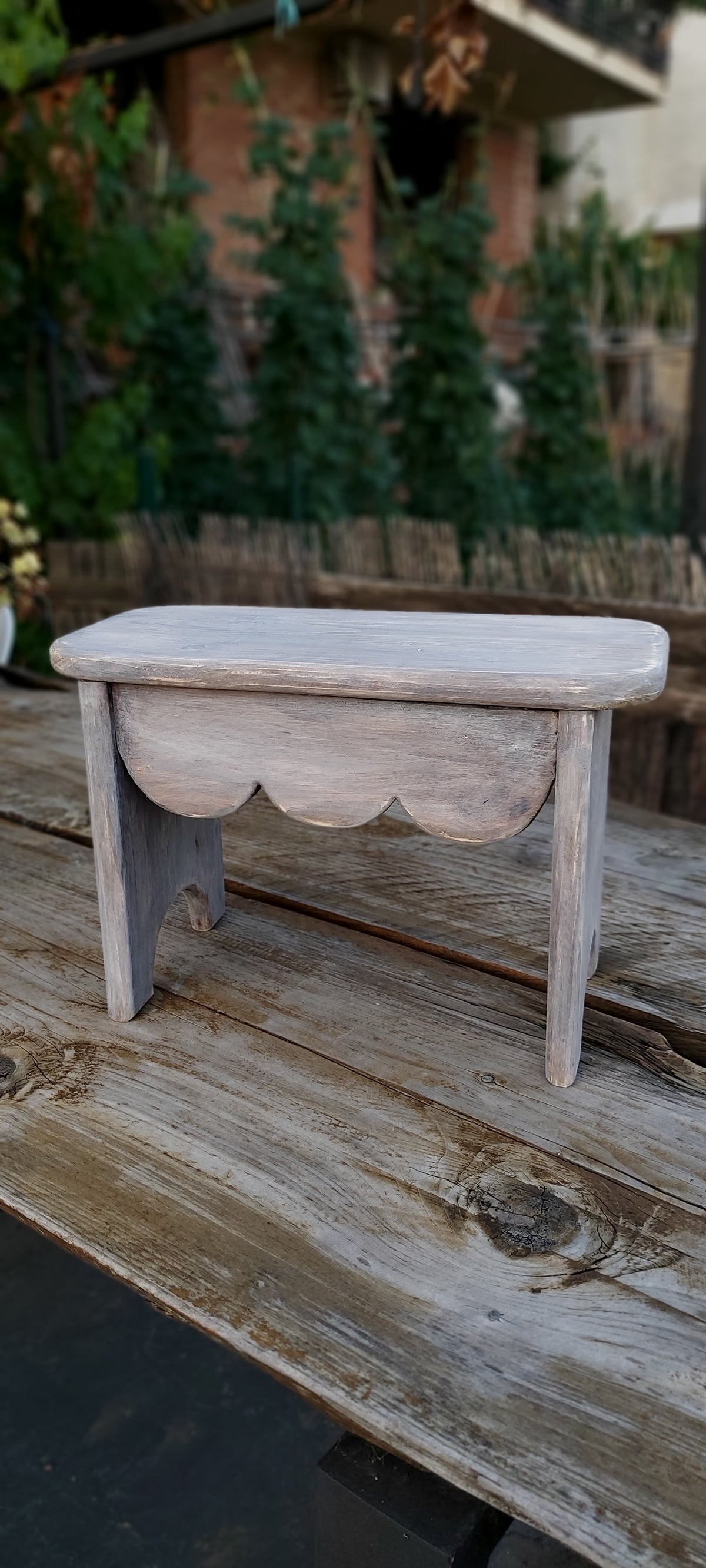 Taburete de madera reciclada hecho a mano